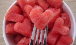 过量吃瓜容易腹痛腹泻吗,揭秘夏日消暑食品的潜在风险